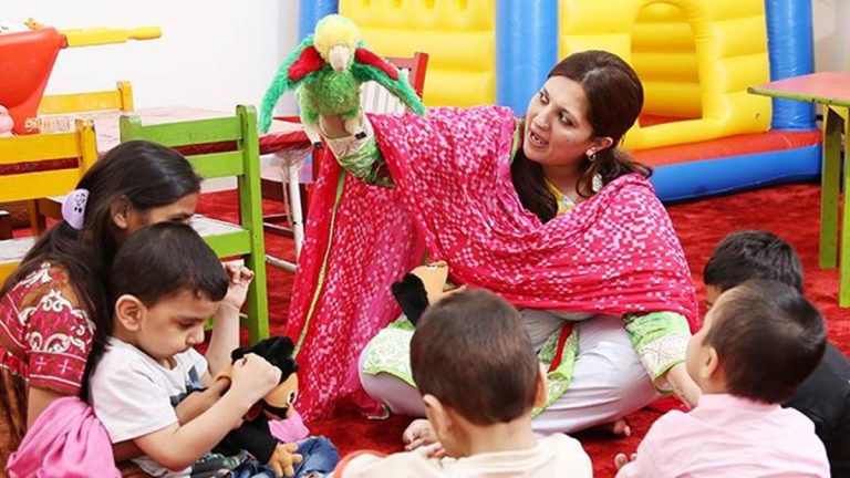 پنجاب محکمہ خصوصی تعلیم کے اہلکار گھر گھر سروے کے دوران بچوں کی جیو ٹیگ شدہ تصاویر لیتے ہوئے