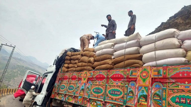 سرکاری اجلاس میں چینی برآمدی معاملے سے متعلق کاغذات کے ساتھ حکومتی حکام