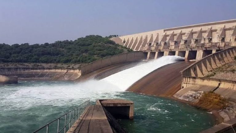 منگلا ڈیم کا پانی اور بند کی اوپر سے لیا گیا منظر