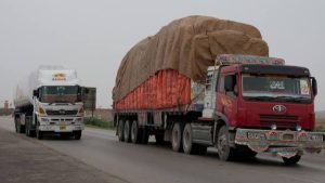 بڑے ٹرک سڑک پر کھڑے، سامانی نقل و حمل کی علامت