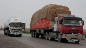 بڑے ٹرک سڑک پر کھڑے، سامانی نقل و حمل کی علامت