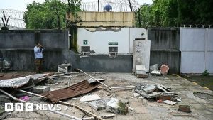 نئی دہلی میں پاکستانی ہائی کمیشن کے باہر ہٹائے گئے عارضی ڈھانچے اور ملبہ