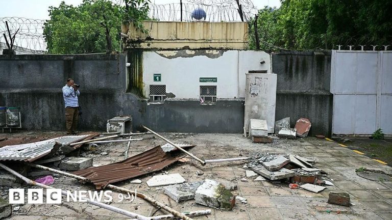 نئی دہلی میں پاکستانی ہائی کمیشن کے باہر ہٹائے گئے عارضی ڈھانچے اور ملبہ