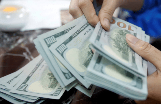 کرنسی نوٹس اور اسٹیٹ بینک آف پاکستان کی عمارت کا منظر