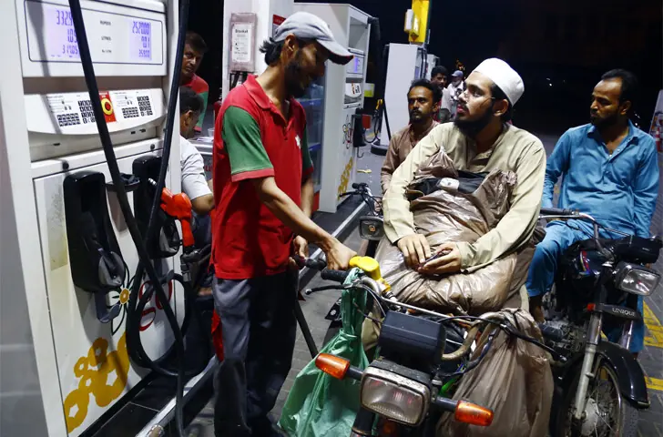 پٹرول پمپ کی قیمتوں کی تختی جس پر ایندھن کی نئی قیمتیں درج ہیں