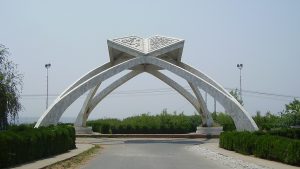 سی ڈی اے اہلکار بھاری مشینری کے ساتھ قائدِ اعظم یونیورسٹی کی تجاوز شدہ زمین پر