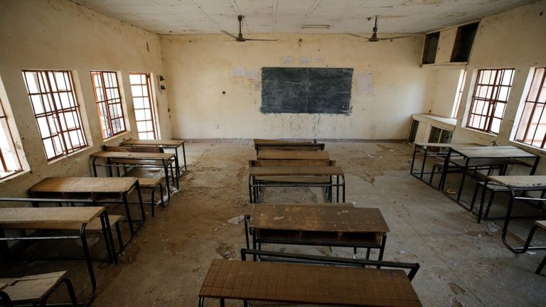 خستہ حال اسکول عمارت؛ طلبہ کیلئے متبادل انتظامات کے اعلان کی علامتی تصویر