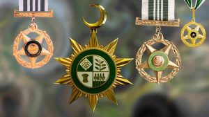 کاغذات پر دستخط کرتے ہوئے سرکاری افسر، خیبر پختونخوا کے اعزازاتی سفارشات کا منظر