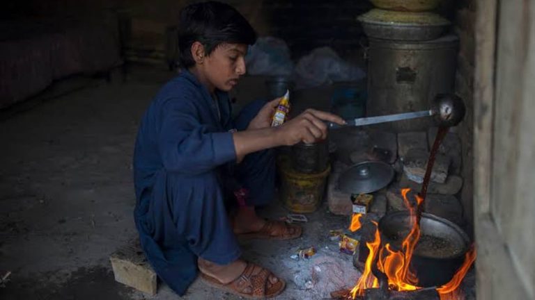 کراچی کا ایک روایتی چائے خانہ جس میں انگارے پر کیتلی رکھ کر چائے تیار کی جا رہی ہے