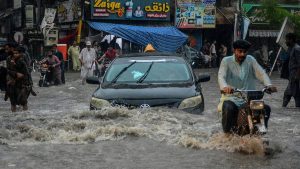 موسلا دھار بارش کے بعد سڑکوں پر کھڑا پانی، راولپنڈی کا منظر