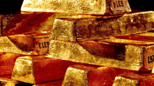 سونے کے سکے اور زیورات کا قریب سے منظر، سونے کی قیمتوں میں اضافہ
