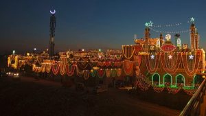 سرکاری عمارت کے سامنے صوبائی نوٹیفیکیشن پڑھتا ملازم