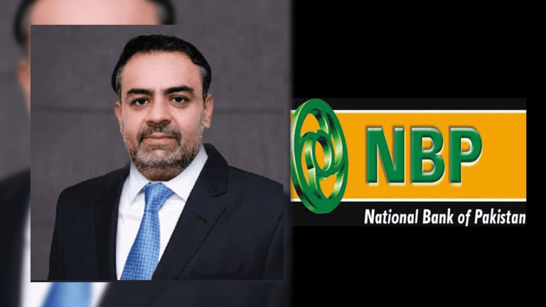 نیشنل بینک آف پاکستان کی عمارت کے سامنے بینک کا لوگو