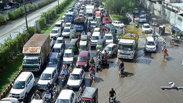 ٹریفک اہلکار نشتر پارک کے قریب ٹریفک کنٹرول کر رہے ہیں