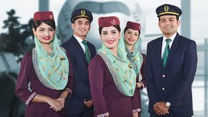 پی آئی اے کے جہاز کے سامنے کھڑے کیبن عملے کے ارکان