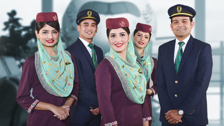 پی آئی اے کے جہاز کے سامنے کھڑے کیبن عملے کے ارکان