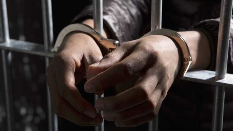 قانون نافذ کرنے والے اہلکار غیرقانونی کال سینٹر پر کارروائی کرتے ہوئے