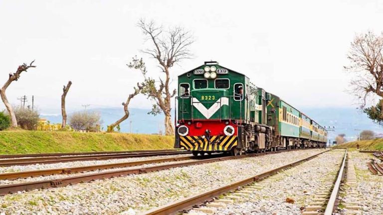وزیر ریلوے محمد حنیف عباسی پریس کانفرنس کرتے ہوئے