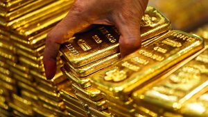 سونے کے زیورات کے قریب سے دکھائے گئے سکے یا نگینوں کا منظر جس سے قیمتوں کی خبر مربوط ہو