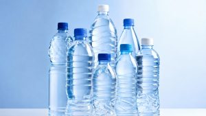 بوتل بند پانی کی مختلف برانڈز کی کھڑی بوتلیں