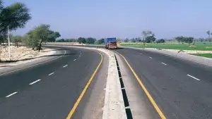 سوات ایکسپریس وے پر چلتی ہوئی گاڑیاں اور شاہراہ