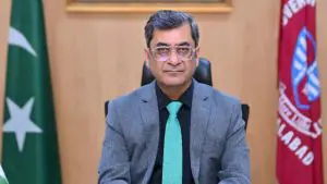 گورنر ہاؤس لاہور میں پروفیسر ڈاکٹر رؤفِ اعظم کو ایوارڈ پیش کیا جا رہا ہے