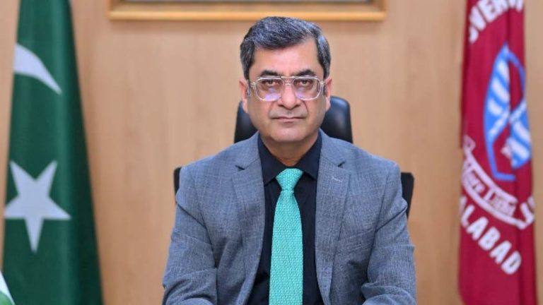 گورنر ہاؤس لاہور میں پروفیسر ڈاکٹر رؤفِ اعظم کو ایوارڈ پیش کیا جا رہا ہے