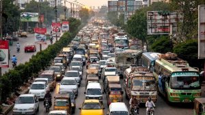 حیدرآباد میں جلوس کے دوران ٹریفک کنٹرول اور روڈ شیٹس لگائے جاتے ہوئے پولیس اہلکار
