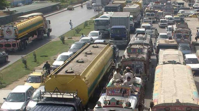 کراچی کی سڑک پر ٹریفک پولیس اہلکار اور گاڑیاں