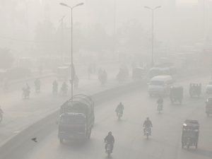 ای پی اے اہلکار تعمیراتی مقام پر گرد و غبار کا معائنہ کرتے ہوئے