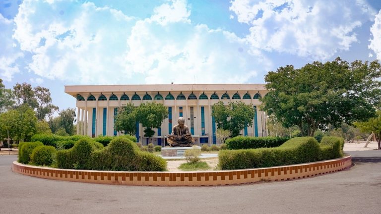 جامعہ سندھ جامشورو میں چیکز تقسیم کی تقریب کا منظر