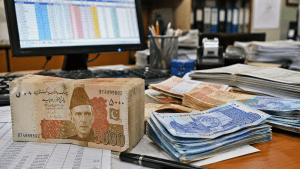 بینک کا بند گیٹ اور خالی کاؤنٹر