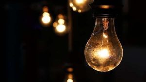 لیسکو عملہ بجلی لائنز اور ٹرانسفارمر کی نگرانی کرتے ہوئے