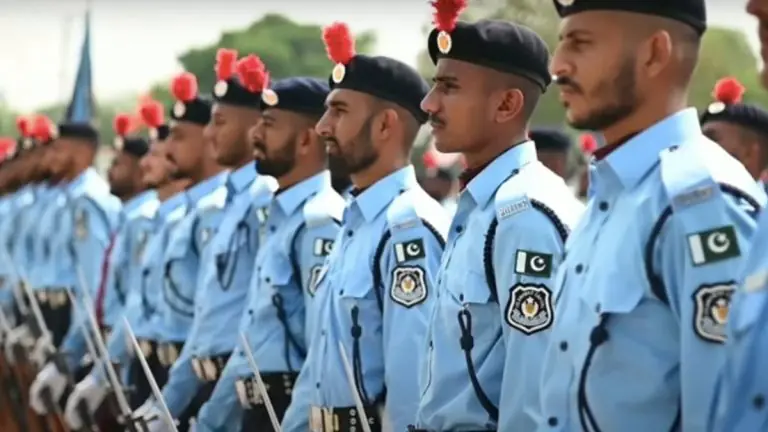 کمپیوٹر اسکرین پر رول نمبر سلپ دکھاتے ہوئے امیدوار