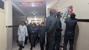 بینظیر بھٹو ہسپتال کے باہر ریسکیو ٹیم اور انتظامیہ معائنہ کر رہی ہے