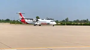 ساوتھ ائیر کا مسافر طیارہ رن وے پر کھڑا