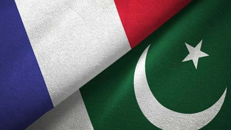 کراچی میں الوداعی تقریب میں فرانس کے سفیر تقریر کر رہے ہیں
