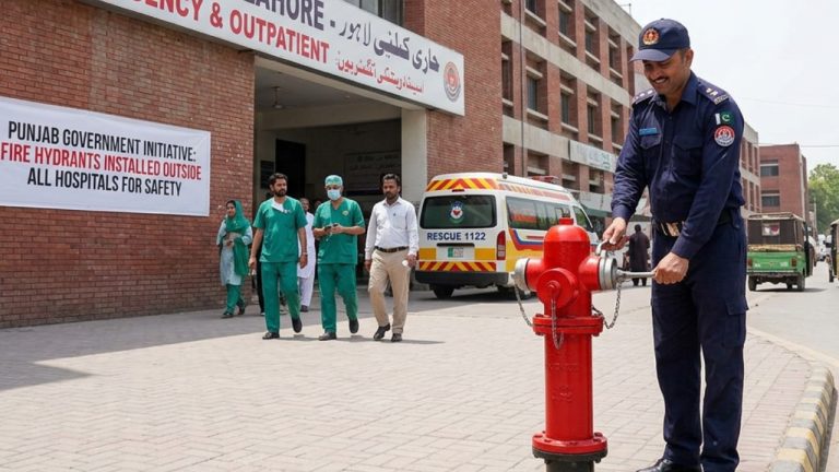 سرکاری اسپتال کی عمارت کے قریب نصب فائر ہائیڈرینٹ کی تصویر یا خاکہ