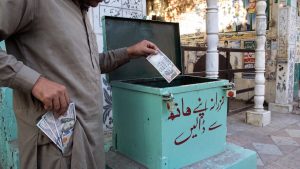 لاہور کے داتا دربار کا داخلی منظر اور چندے کے نذرخوانے