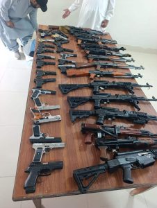 لاہور میں تربیتی ورکشاپ میں پنجاب آرمز لائسنس پورٹل کی تربیت لیتے ہوئے اسلحہ فروش