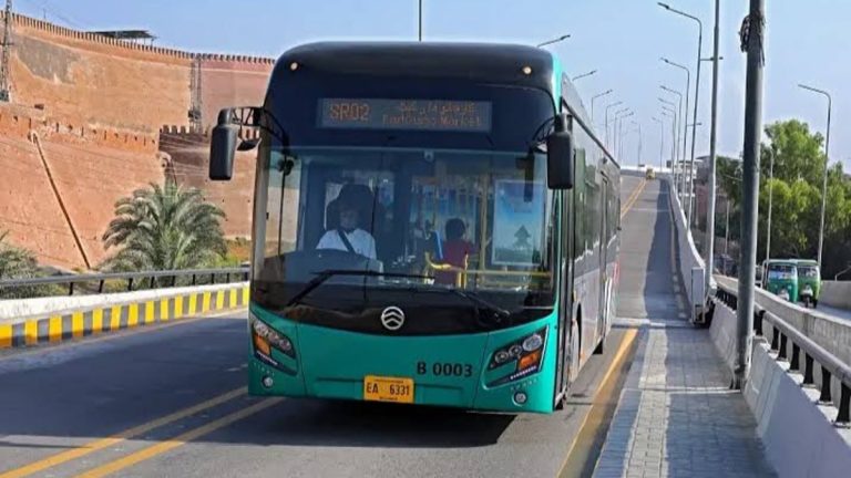 پشاور بس ریپڈ ٹرانزٹ کی بسیں اور بس اسٹیشن کا منظر