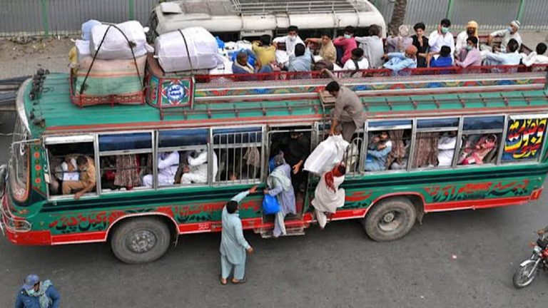 ٹرانسپورٹ دفتر میں روٹ پرمٹ اور انشورنس کی ڈیجیٹل جانچ کا منظر