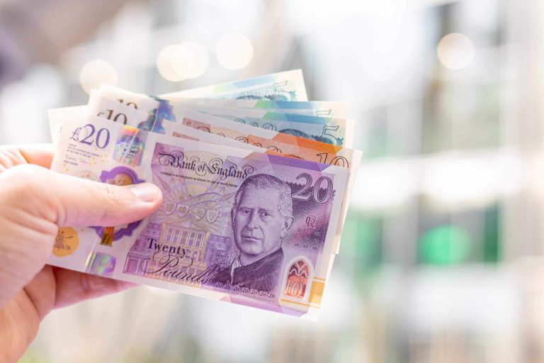 کرنسی ایکسچینج ریٹس اور مارکیٹ ڈیٹا دکھاتی کمپیوٹر سکرین