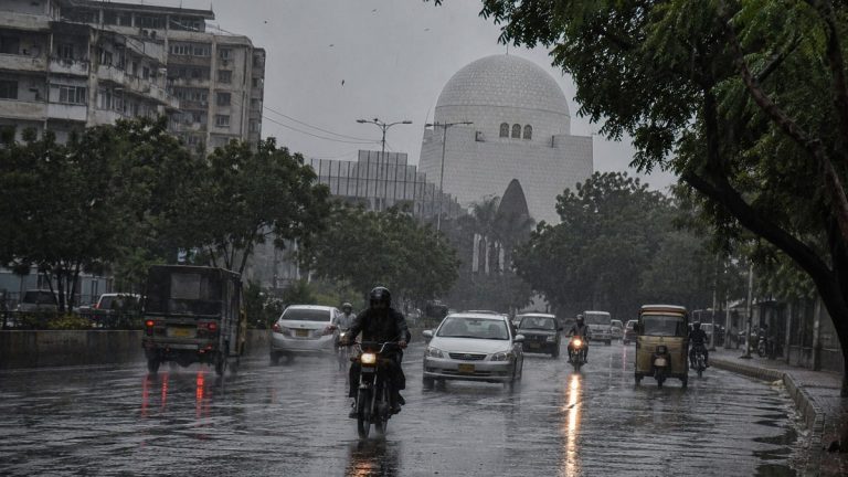 کراچی کے افق پر کم بادل اور خشک موسم کی تصویر