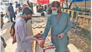 گرفتاری کے بعد ضبط کیے گئے موبائل فون اور سم کارڈز کی میز