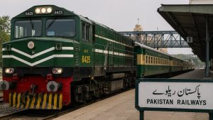 اسٹیشن پر کھڑی ریل گاڑی؛ قراقرم ایکسپریس کا منظر
