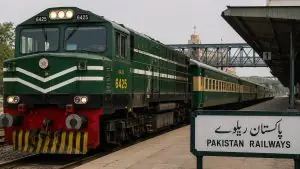 اسٹیشن پر کھڑی ریل گاڑی؛ قراقرم ایکسپریس کا منظر