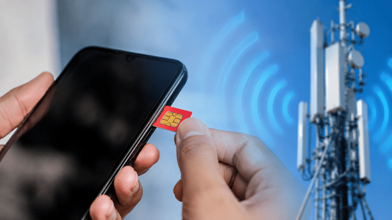 موبائل فون اور ریチャارج کارڈ یا بیلنس اسکرین کی تصویر