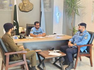 کپتان ریٹائرڈ سردار محمد شہریار خان پولیس میں چارج لیتے ہوئے
