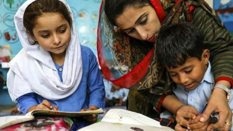 سرکاری اسکول میں کلاس روم اور اساتذہ و طلبہ